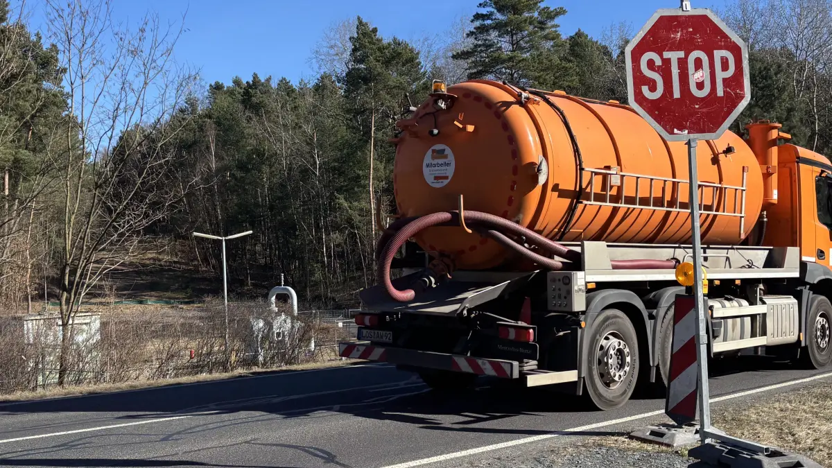 Im Bereich der Bundesstraße 246, kurz hinter der Ortschaftsgrenze des Eisenhüttenstädter Ortsteils Schönfließ wird gebaut. Für Autofahrer hat das jetzt Folgen.