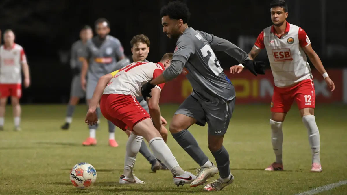 Fussball : Neuruppin, Fussball Brandenburgliga MSV Neuruppin - Brandenburger SC Süd, Cashion Andrew London spielt Gäste SF Michel Klemz aus, weiter Matheus Tosta Cesario r.
FOTO BENK 13.03.2026