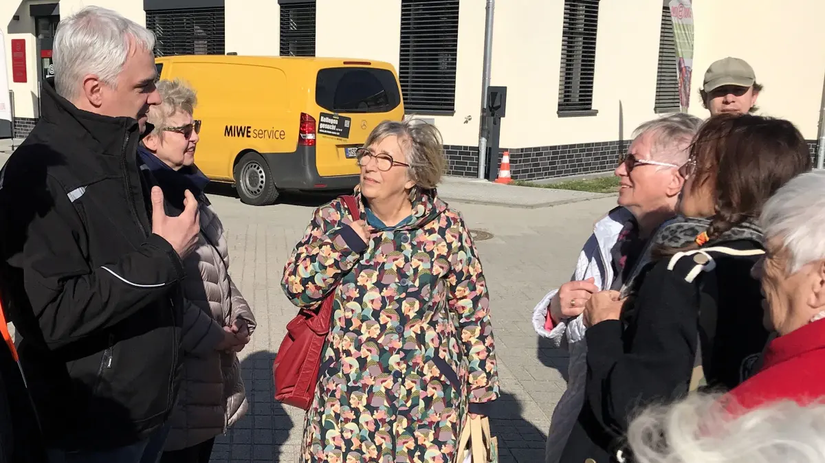 Frankfurt (Oder). Befragung Bürger zur neuen Linienführung der Buslinie 981 auf dem Hansaplatz. Im Bild: Christian Kuke (l), Geschäftsführer der Stadtverkehrsgesellschaft Frankfurt (Oder) SVF, stellt sich überraschend den Fragen und der Kritik der Bürger. 13.03.2026 Foto: Frank Groneberg