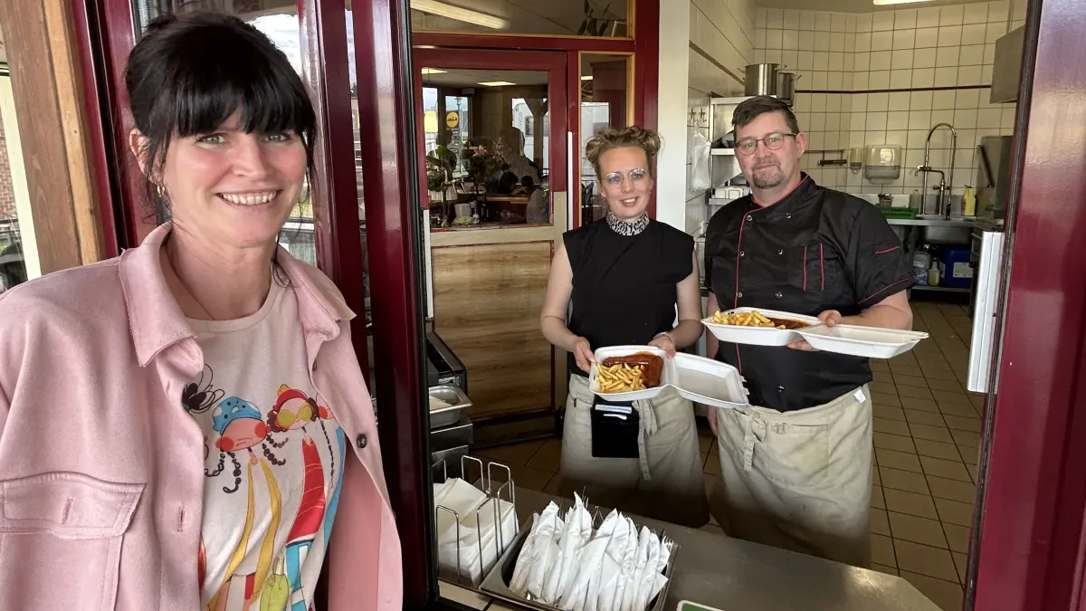 Sandra Behl (l.) hat Schröders Bistro in Alt Ruppin übernommen. Haumannskost und Currywurst, wie sie Nadine und Marko Stammann zubereiten, bleiben im Bistro natürlich der Renner.