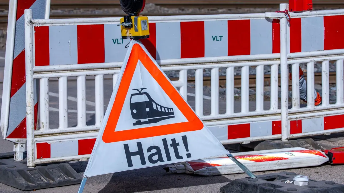 Verzögerungen bei Streckensanierung Hamburg-Berlin: 13.03.2026, Mecklenburg-Vorpommern, Holthusen: Ein Warnschild mit der Aufschrift „Halt“ steht an einem Bahnübergang im Bahnhofsbereich an der Bahnstrecke nach Schwerin. Nach Verzögerungen bei der Sanierung soll die Bahnstrecke zwischen Berlin und Hamburg am 14.06.2026 wieder vollständig in Betrieb gehen. Foto: Jens Büttner/dpa +++ dpa-Bildfunk +++