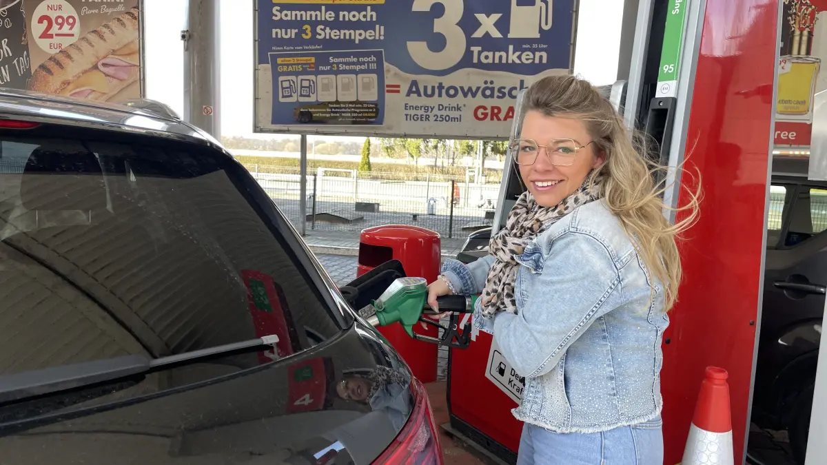 Explodierende Spritpreise lassen viele Menschen aus der grenznahen Region in Polen tanken. Eine junge Frau aus Neubrandenburg sieht deutlichen Handlungsbedarf bei der Politik. Auch in Polen liegen die Preise deutlich über dem Niveau der Vorwoche.