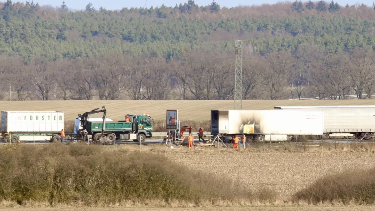 Bergungsarbeiten auf der A12 bei Frankfurt (Oder) nach Brand eines Lkw.