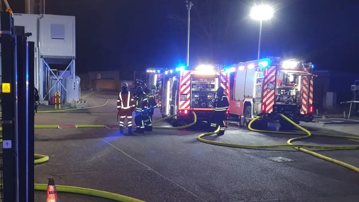 Feuer Feuerwehr Brand Asphaltmischwerk Schönerlinde Wandlitz Einsatzfahrzeuge