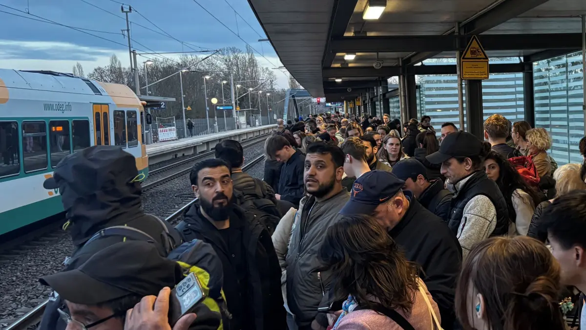 Warten auf den RE1 nach Frankfurt (Oder): In Erkner quoll der Bahnsteig zeitweise mit gestrandeten Fahrgästen über.