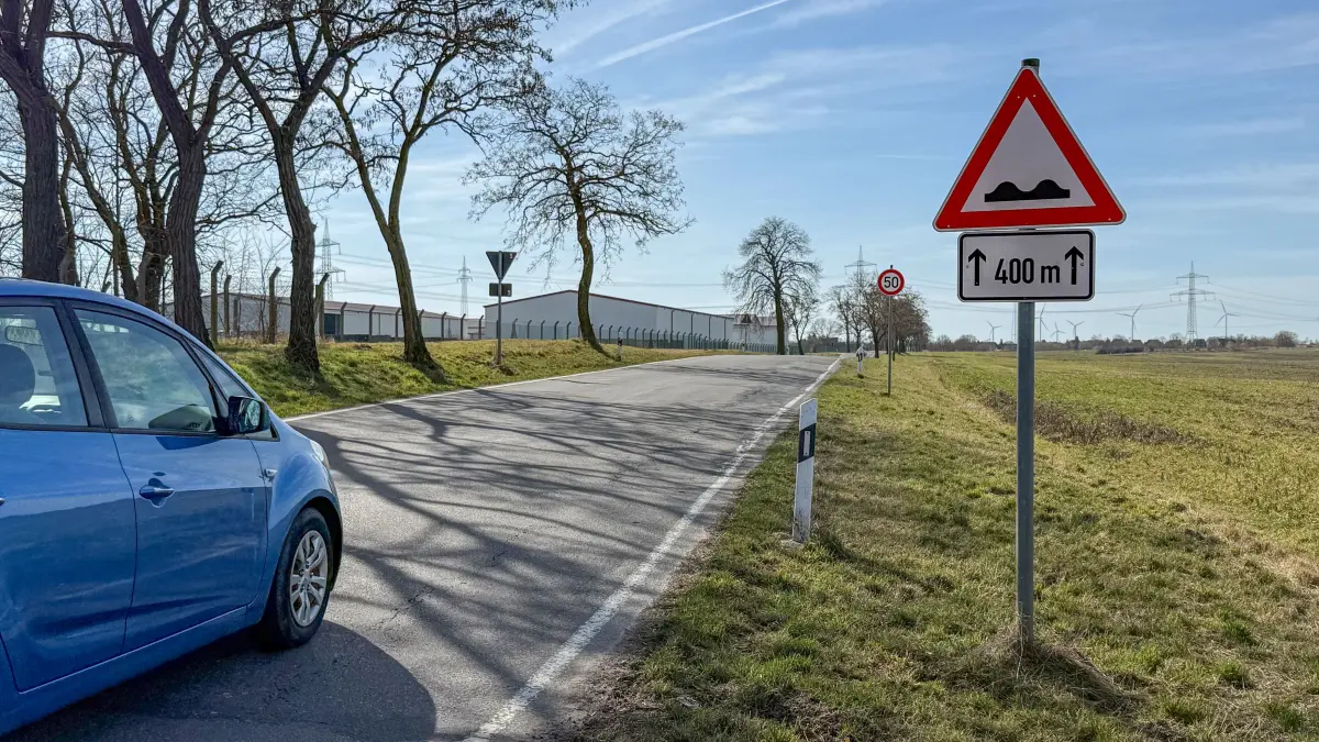 Sanierungsbedarf an der K 7304: Die Modernisierung der K 7304 und der kommunalen Straße in Pinnow soll die Erreichbarkeit des Gewerbegebiets nachhaltig verbessern.