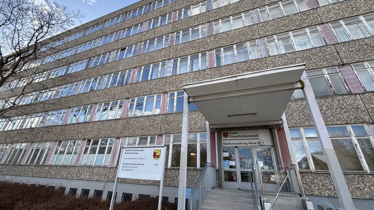 Im sogenannten Haus 2 der Stadtverwaltung befindet sich unter anderem die Tafel mit ihrem Angebot günstiger Lebensmittel für Bedürftige. Die Stadtverordneten wollen aus Kostengründen den Plattenbau am Trockendock in Eisenhüttenstadt schließen. Was bedeutet das für die Mieter?