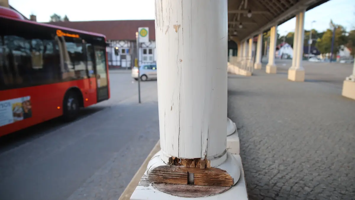 Massiv sind die Schäden an den Säulen am Bahnhof Bad Saarow. Seit Jahren sind die Mängel bekannt. Eine Sanierung steht bis dato aus.