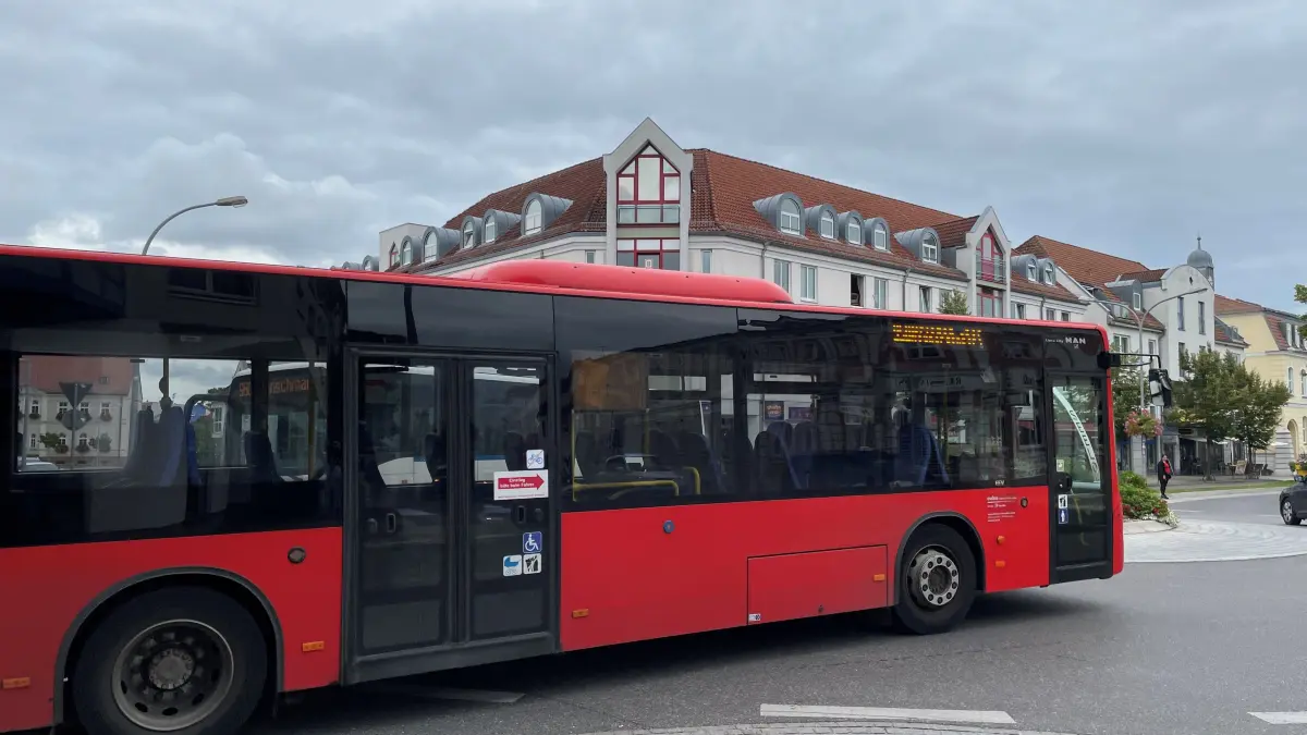 Mobus-Fahrzeug im Seelower Kreisel: Aktuell läuft die Ausschreibung für das Linienbündel MOL1. Im Kreistag wurde beraten, ob die Ausschreibung gestoppt werden soll.