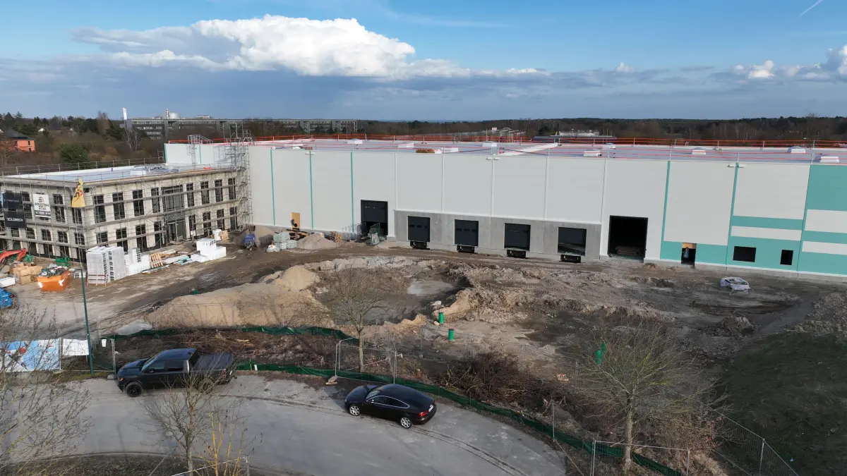 Das Logistikzentrum und ein angegrenzender Bürobau von Coral Club in Frankfurt (Oder) stehen, es läuft der Innenausbau.