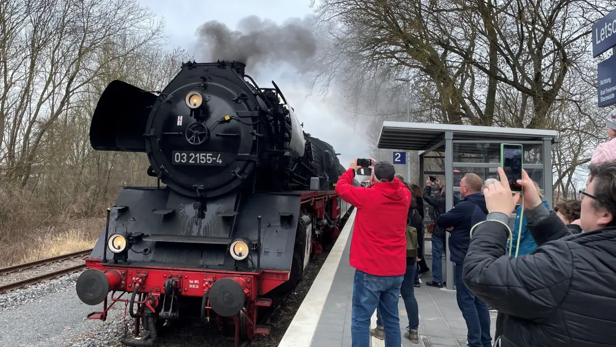 Letschin unter Dampf: Pünktlich um 10.02 Uhr erreichte der Traditionszug am 14. März den Bahnhof Letschin, zur Freude vieler großer und kleiner, alter und junger Bahnfreunde.