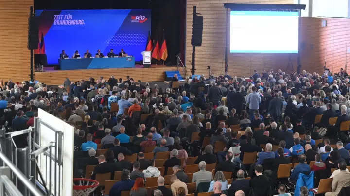 Parteimitglied tritt aus und erklärt „Hört auf die Antifa!“