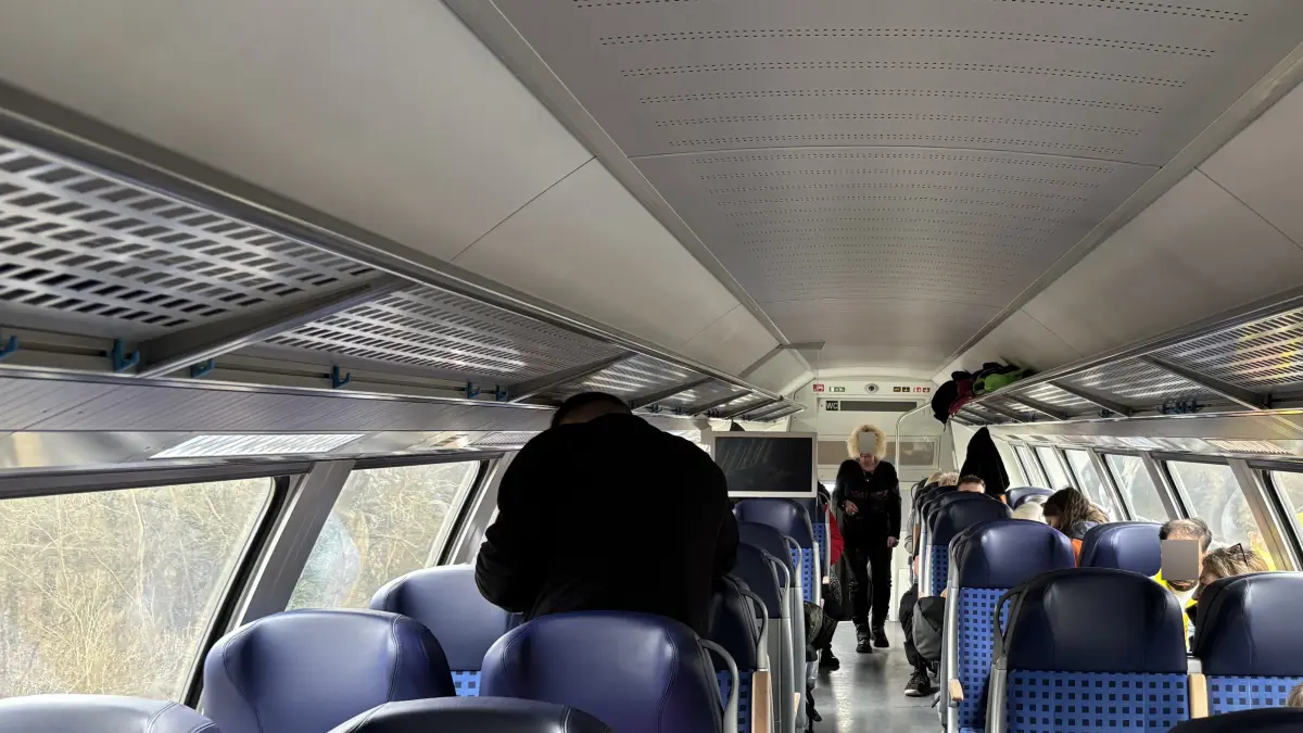 Fahrgäste im havarierten RE3 müssen sich auf stundenlange Wartezeiten einstellen.