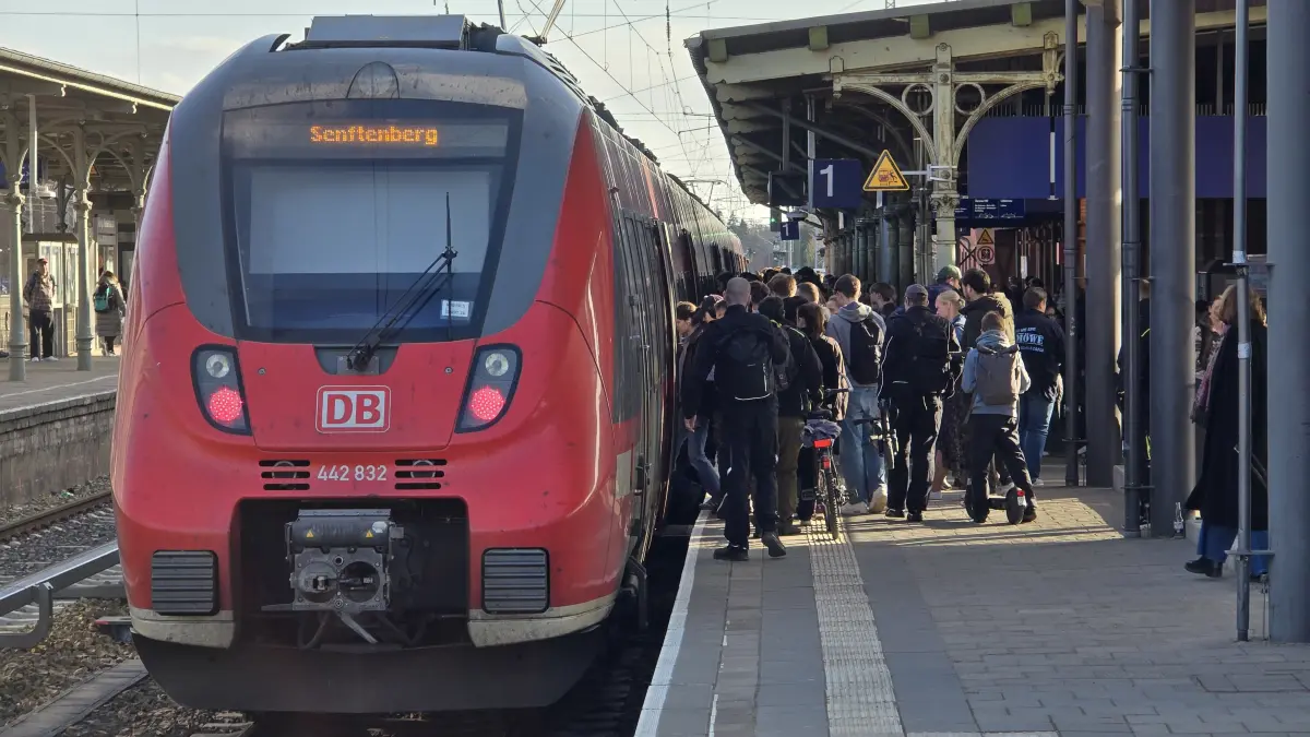 Der RE7 am Bahnhof in Königs Wusterhausen