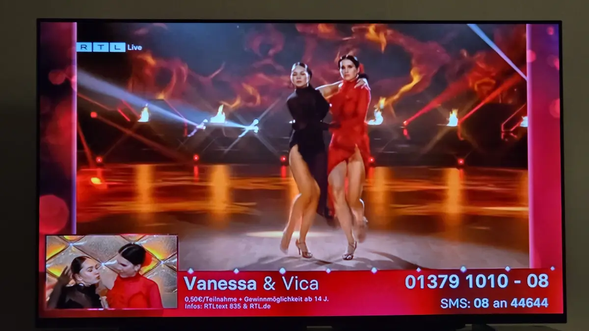 Wenige Jurypunkte und nicht genug Anrufe: Vanessa Borck aus Brandenburg (r.) und Profitänzerin Victoria Sauerwald konnten in Show 2 von „Let's Dance” mit ihrem Tango nicht überzeugen und schieden aus. Danach zeigte sich die Content-Creatorin erstaunlich gefasst.