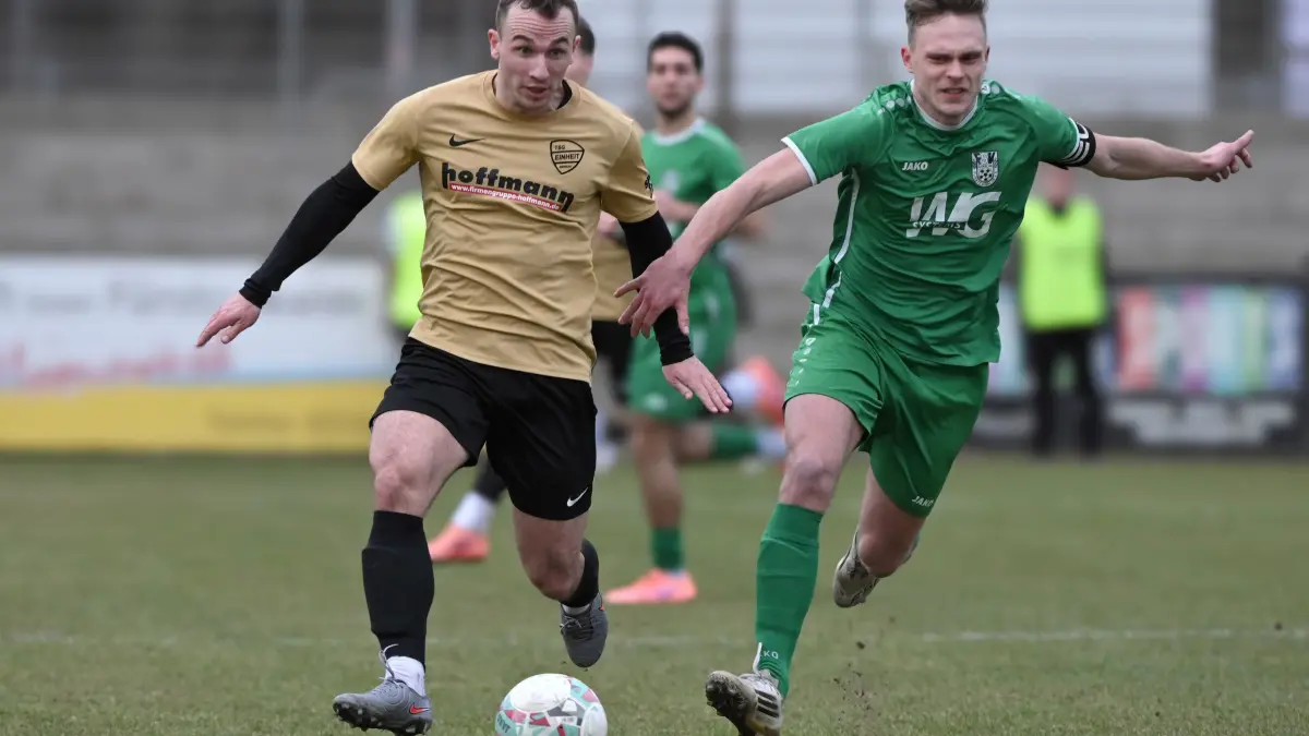 Fussball : Fürstenwalde, Fussball Brandenburgliga, Union Fürstenwalde - Einheit Bernau, Maik Gragert vor Erik Steinmetz
14.03.2026 FOTO BENK