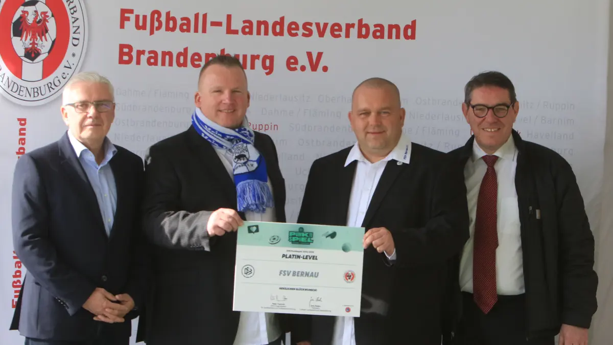 FSV Bernau erhält die Auszeichnung beim DFB-Punktespiel, der erste Verein in Deutschland im Platin-Status mit Jens Kaden (FLB-Präsident), René Benser (Geschäftsführer FSV), Stefan Reinhold (Vorstandmitglied), André Stahl (Bürgermeister Bernau) von links