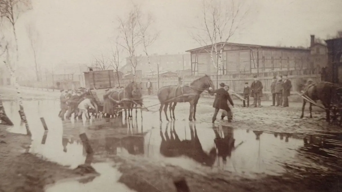 Startpunkt: Die Premiere des 25-Kilometer-Wettmarsches der Frauen sollte im Jahr 1926 in der Trebuser Straße in Fürstenwalde stattfinden. Auf diesem Foto von 1880 ist erkennbar, dass die Bedingungen für Mensch und Tier bei Regenwetter schwierig werden konnten.