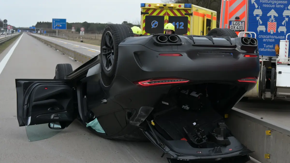 Ein Mercedes hat sich auf der Autobahn A12 bei Fürstenwalde überschlagen.