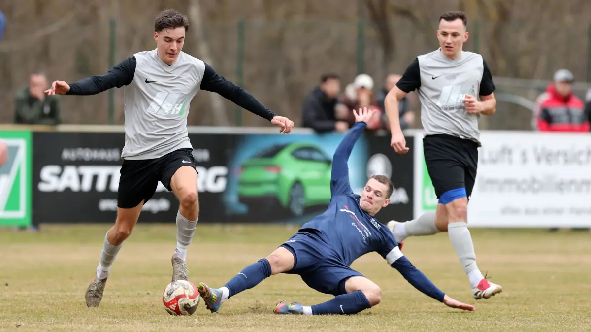 Schönow, 15.03.2026, FB LL 18. ST: Schönower SV - Angemünder FC 1:0, Max Steffini (links) gegen Nico Hanse, rechts Eryk Michal Madera