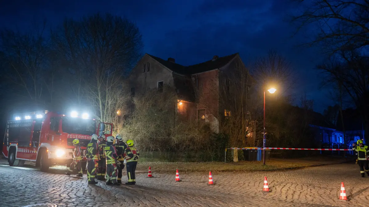 Nach dem Einsturz einer Mauer wurde der Bereich rund um ein Grundstück an der Fontanestraße weiträumig abgesperrt.