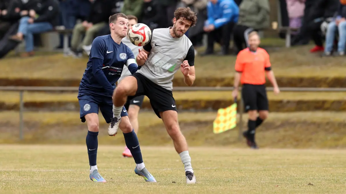 Schönow, 15.03.2026, FB LL 18. ST: Schönower SV - Angemünder FC 1:0, Nico Hanse (links) gegen Patryk Radoslaw Lukaszewicz