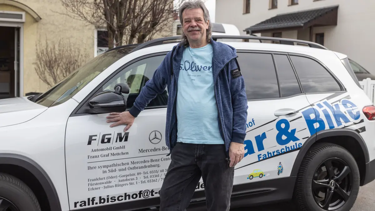 Fahrlehrer Ralf Bischof an seinem Fahrschulauto. Seit 35 Jahren ist er in seiner Funktion auf Frankfurts Straßen unterwegs.