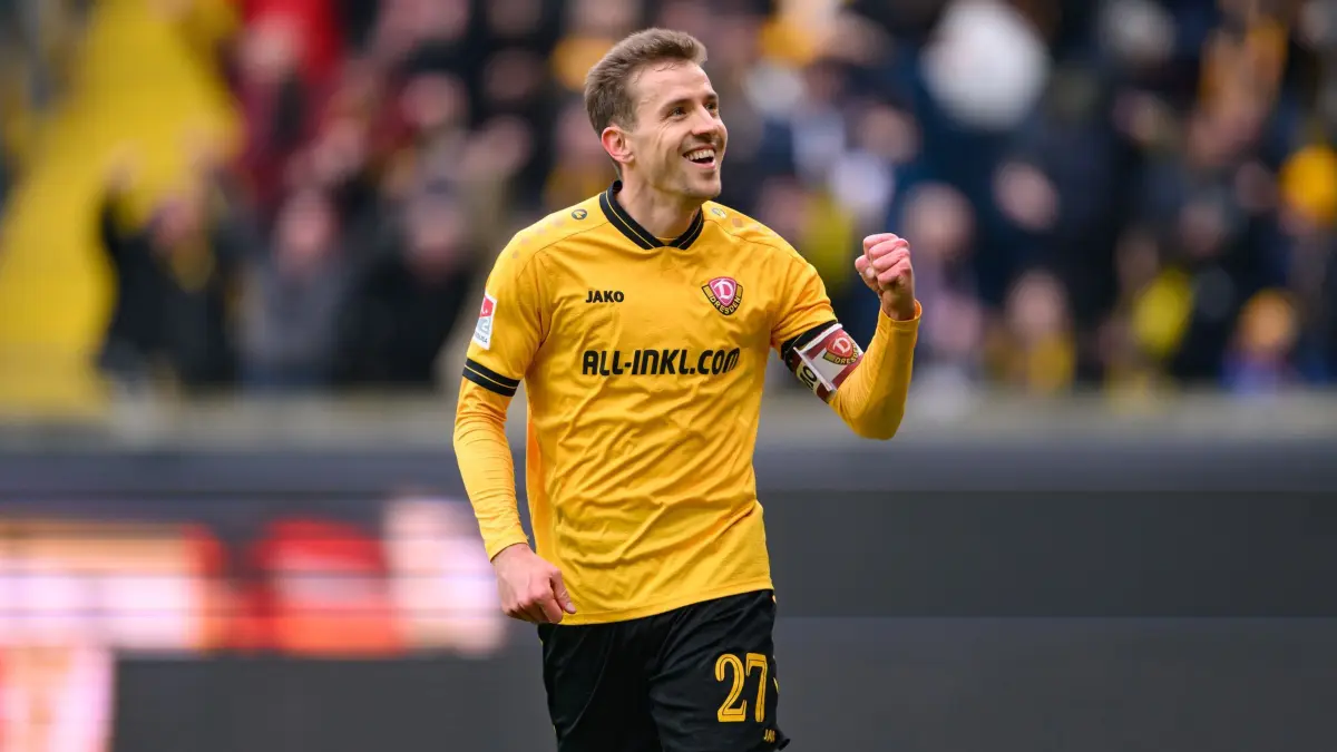 SG Dynamo Dresden - Preußen Münster: 15.03.2026, Sachsen, Dresden: Fußball, Männer: 2. Bundesliga, SG Dynamo Dresden - Preußen Münster, 26. Spieltag, Rudolf-Harbig-Stadion, Niklas Hauptmann (Dynamo Dresden) jubelt nach seinem Tor zum 3:0. Foto: Robert Michael/dpa - WICHTIGER HINWEIS: Gemäß den Vorgaben der DFL Deutsche Fußball Liga bzw. des DFB Deutscher Fußball-Bund ist es untersagt, in dem Stadion und/oder vom Spiel angefertigte Fotoaufnahmen in Form von Sequenzbildern und/oder videoähnlichen Fotostrecken zu verwerten bzw. verwerten zu lassen. +++ dpa-Bildfunk +++