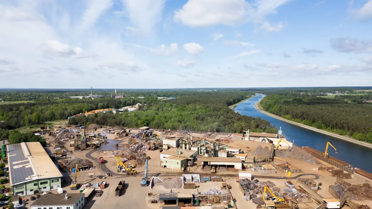 Schon seit den 1990er-Jahren hat sich das Schrottrecyclingunternehmen Theo Steil in Eberswalde am Oder-Havel-Kanal niedergelassen. Für das Unternehmen ist es der größte und wichtigste Standort im Osten.