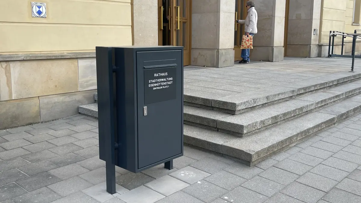 Vor dem Rathaus in Eisenhüttenstadt steht jetzt ein Briefkasten. Doch bis es dazu kam, hat es mehr als acht Jahre gedauert.
