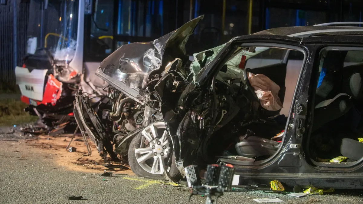 Schwerer Unfall in Bernau bei Berlin: Auf der Ringstraße prallte ein Opel frontal gegen einen Bus. Die Feuerwehr musste schweres Gerät einsetzen.