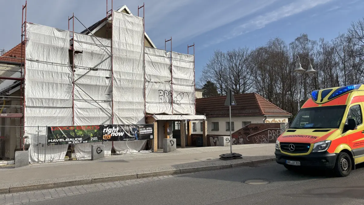 Wirklich kein Hingucker: Das historische Empfangsgebäude vom S-Bahnhof Hohen Neuendorf ist seit Oktober 2023 eine Baustelle. Trotz dieser Einschränkung bekommt die Station überraschend gute Noten in einer aktuellen bundesweiten Sterne-Rangliste.