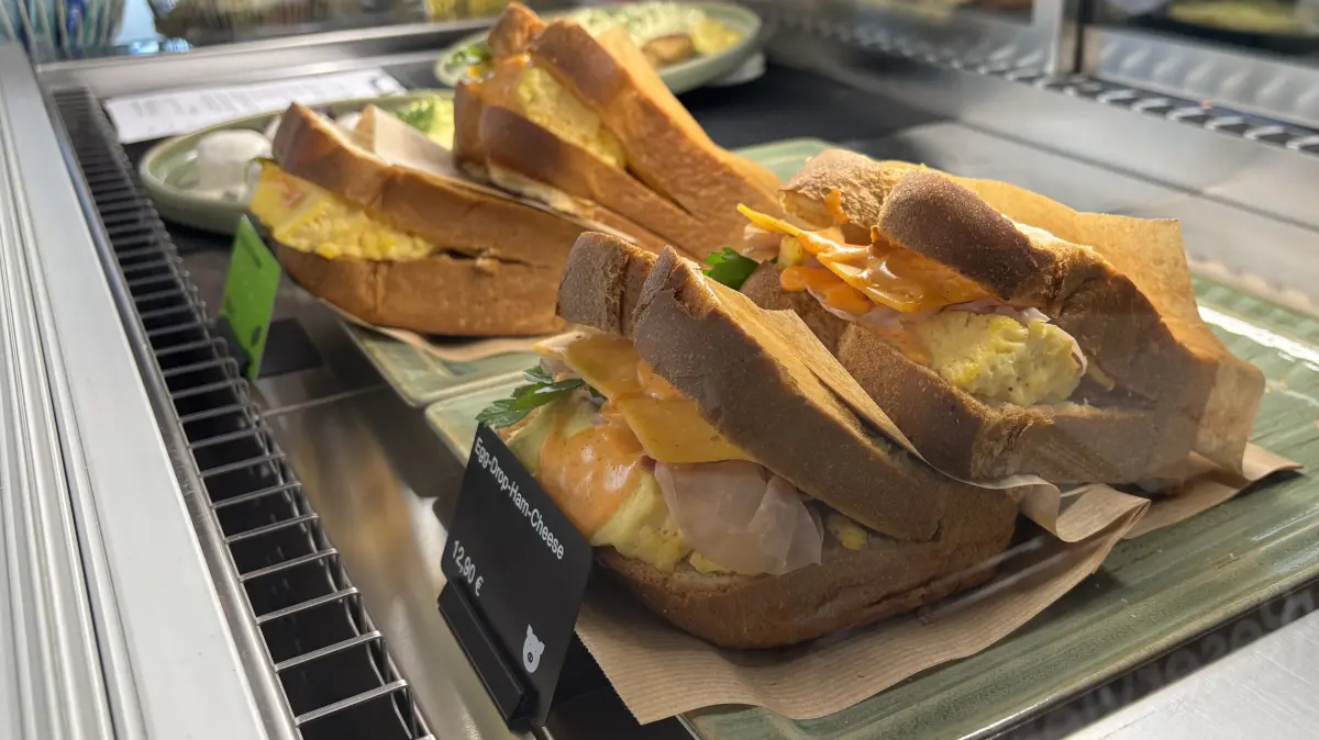 Neues Bistro Adler und Bär hat in der Abflughalle des Flughafens BER eröffnet