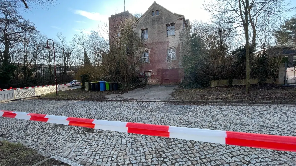 Wohnhaus in Fontanestraße in Neuenhagen, Wand von Nebengebäude eingestürzt, Straße gesperrt
