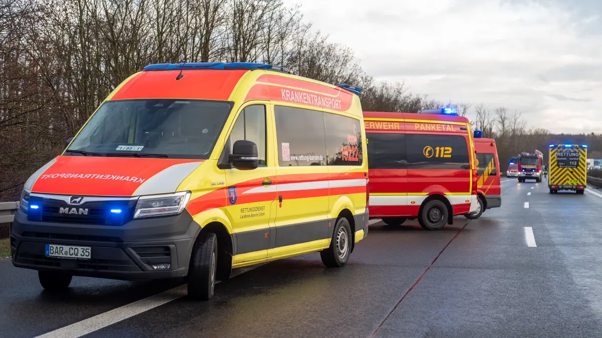 Zahlreiche Rettungskräfte, Feuerwehreinheiten und zwei Rettungshubschrauber rückten an.