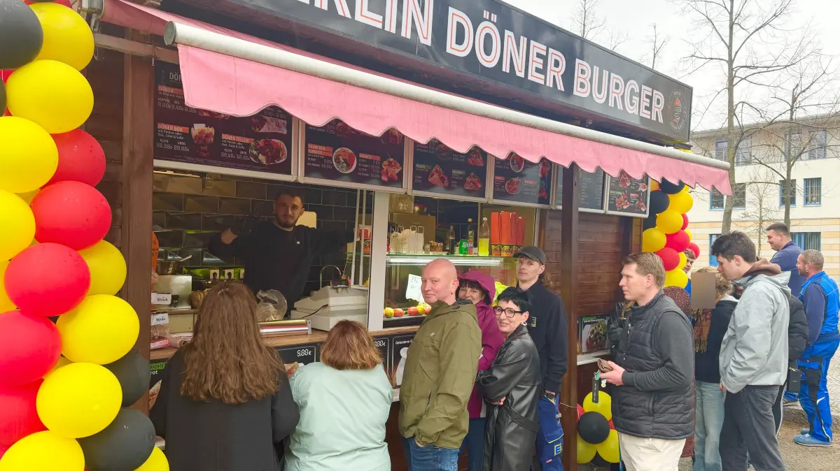 Döner für 2 Euro: Zur Eröffnung des neuen Imbiss in der Breiten Straße in Seelow bilden sich am Sonntag und Montag lange Warteschlangen.