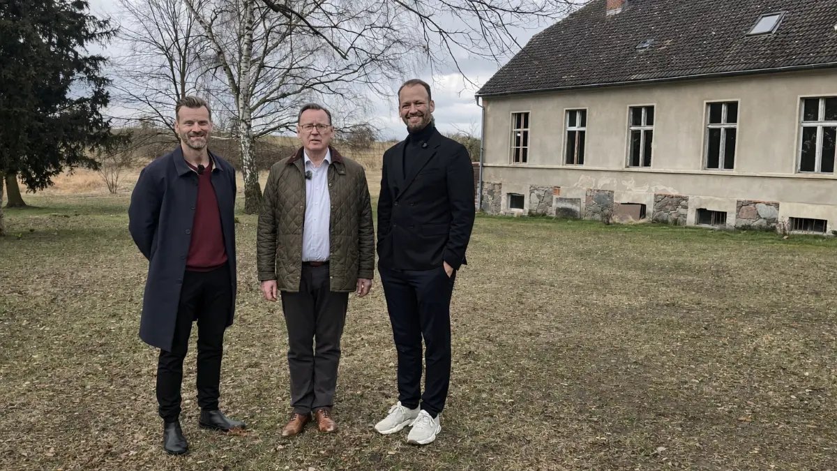 Bodo Ramelow (m.) besuchte Gutshausbesitzer Ralf Grützbach (l.) und Tobias Nikolajew (r.) in Woltersdorf.