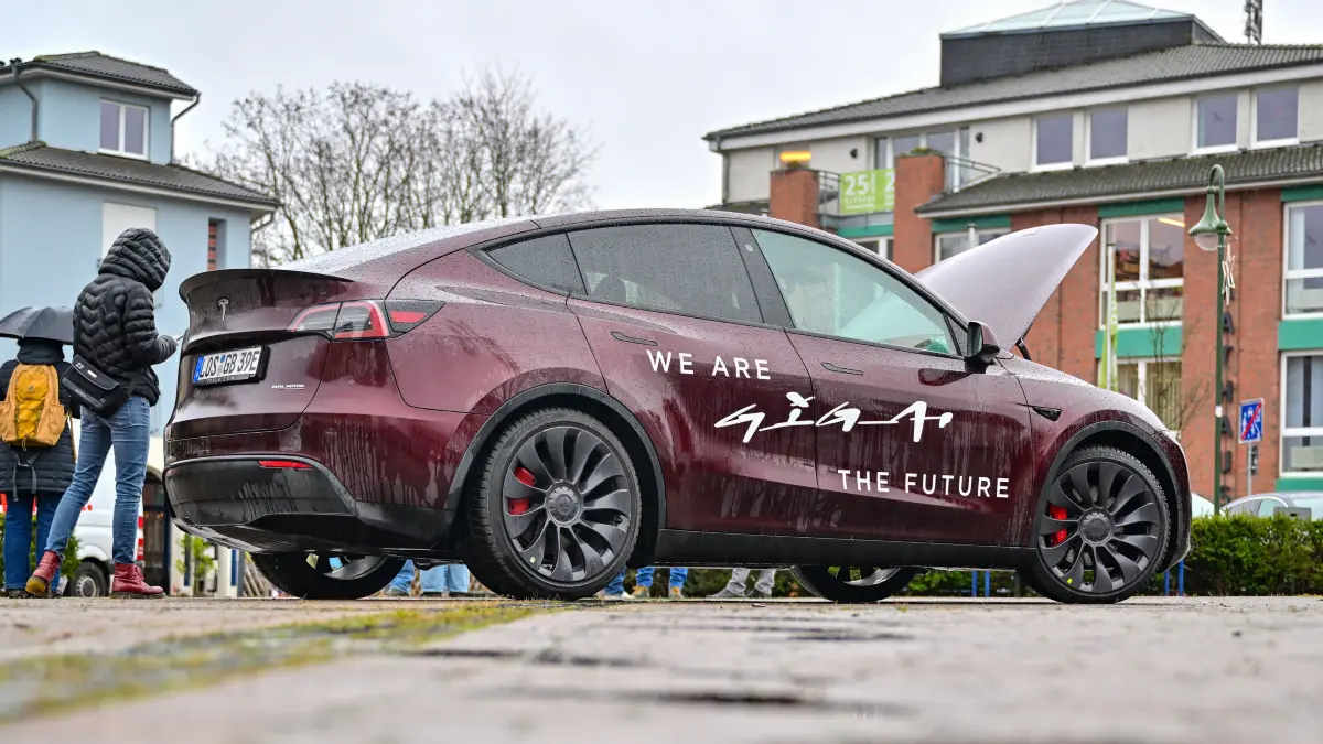 Ein Elektrofahrzeug vom Typ Tesla Model Y steht im Regen bei der Informationsveranstaltung «Road Show» von US-Elektroautobauer Tesla auf dem Marktplatz.