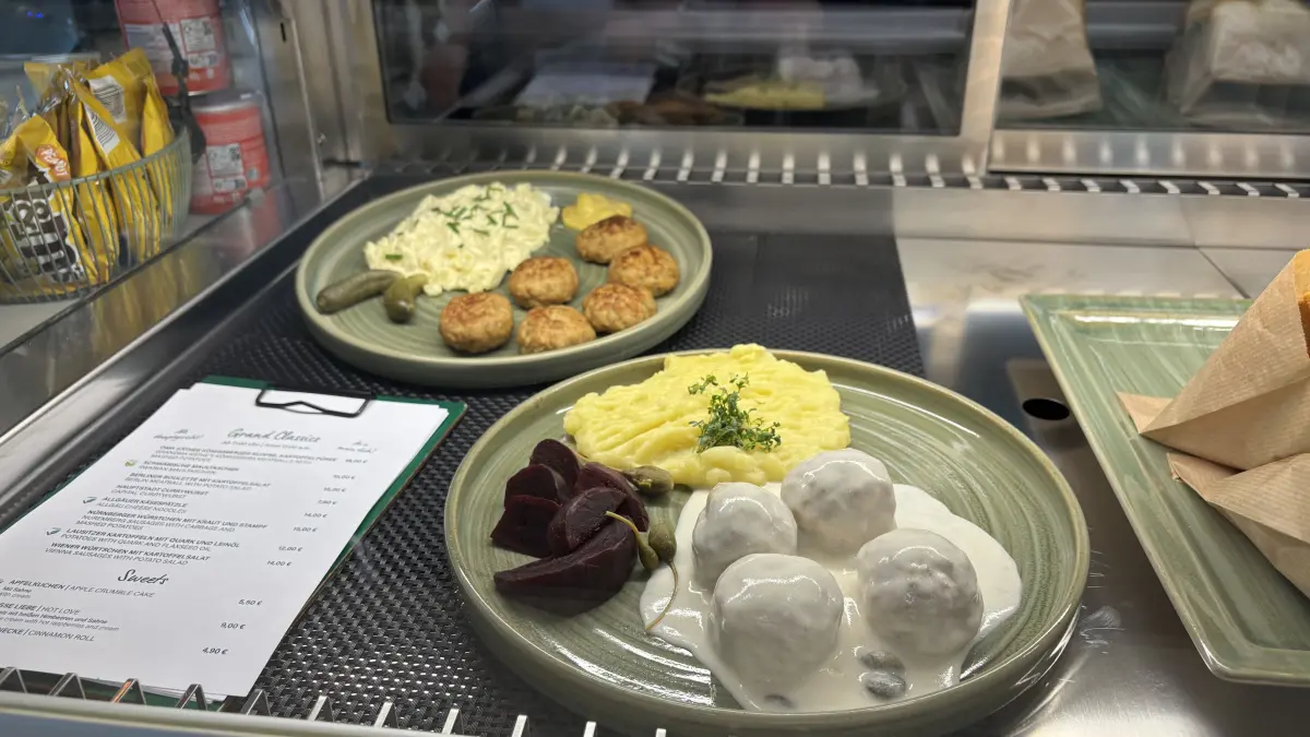 Neues Bistro Adler und Bär hat in der Abflughalle des Flughafens BER eröffnet