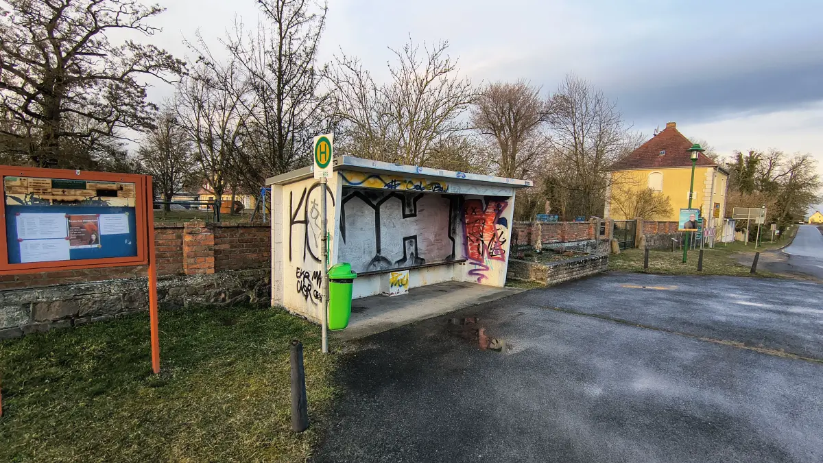 Gelegen zwischen Gutshof und schön gepflegtem Anger: die Haltestelle Hohenfinow, Dorf entspricht nicht dem sonst üblichen Dorfbild.