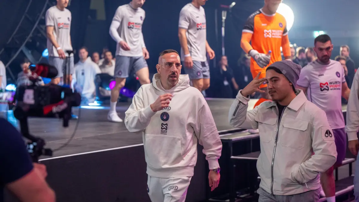 4. Saison der Icon League im Frühjahr 2026 in Berlin, 1. Spieltag, : Fußball, Herren, Frühjahr 2026, Indoor, 4. Saison der Icon League in der Messe Berlin, 1. Spieltag, Team Head Frank Ribery (M, Plyrs United) kommt mit seinem Spiel zum Spiel FC gegen Berlin City aufs Feld, 16.03. 2026, Foto: Matthias Koch