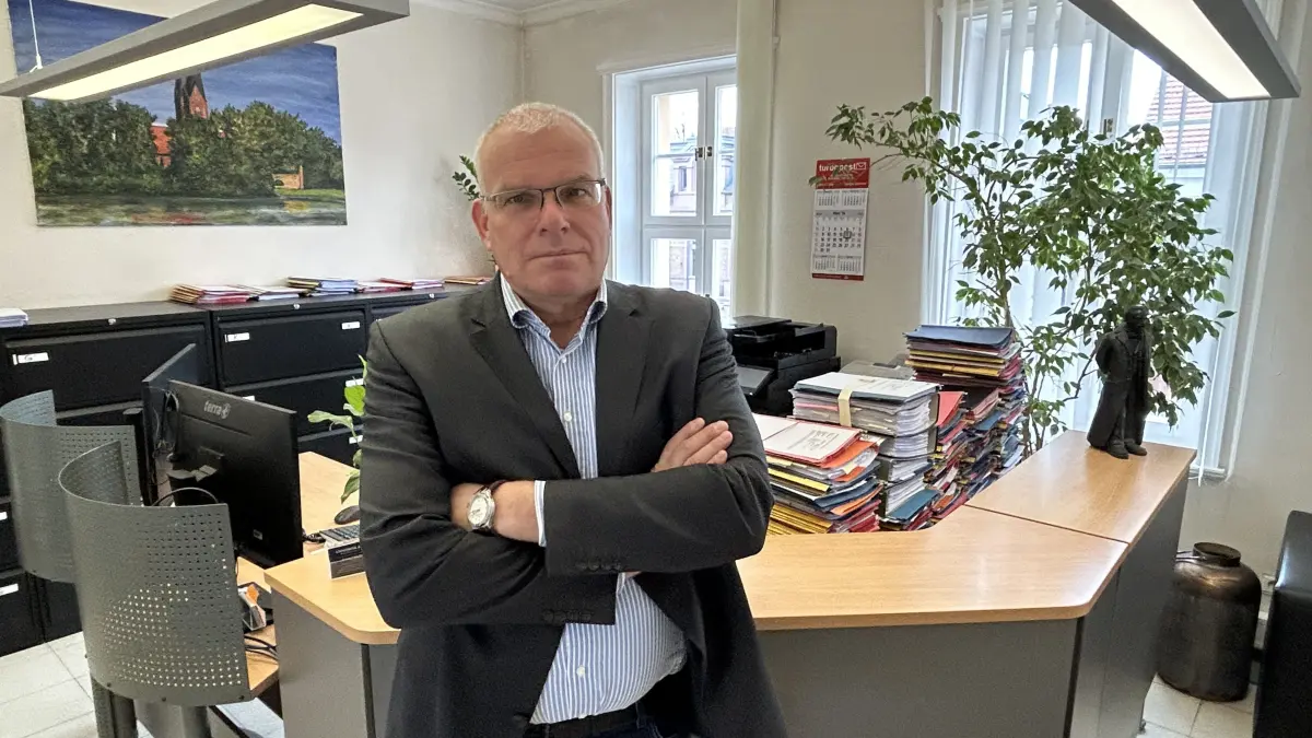 Georg Unnebrink ist seit über 30 Jahren Anwalt in Neuruppin. Seine Kanzlei vertrat ein OnlyFans-Model vor dem Arbeitsgericht und sicherte der entlassenen Frau ihr Recht.