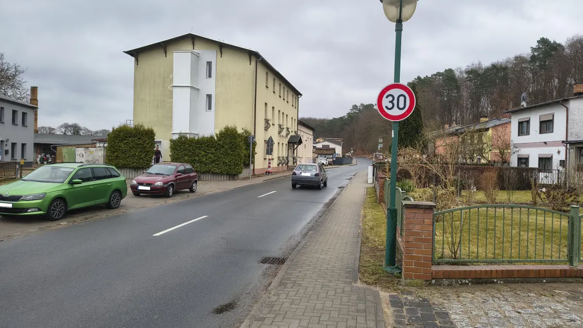 Die Altenhofer Dorfstraße/L238 im März 2026. In den kommenden Monaten gibt es hier an wechselnden Abschnitten Sanierungsarbeiten.