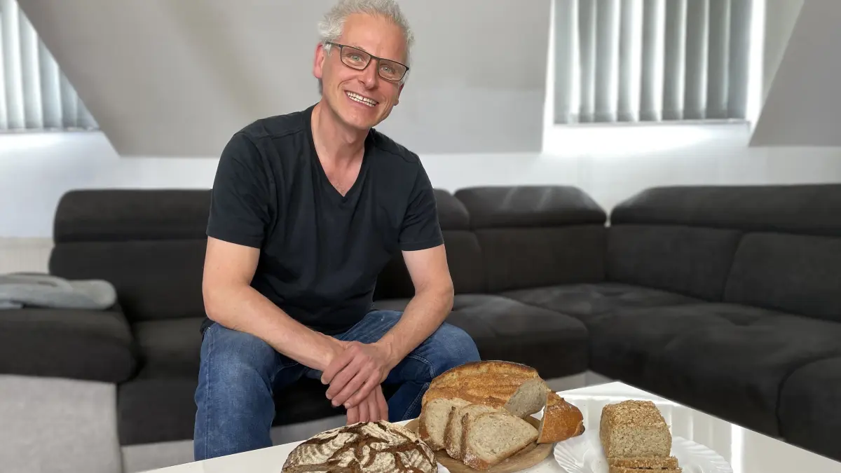 Bäcker Tobias Trinkl vom Backwarium in Wandlitz präsentiert am 12.03.2026 im Podcaststudio des MMH in Frankfurt/Oder drei seiner Brotsorten für den Podcast "Brandenburg, lass uns über Essen reden".