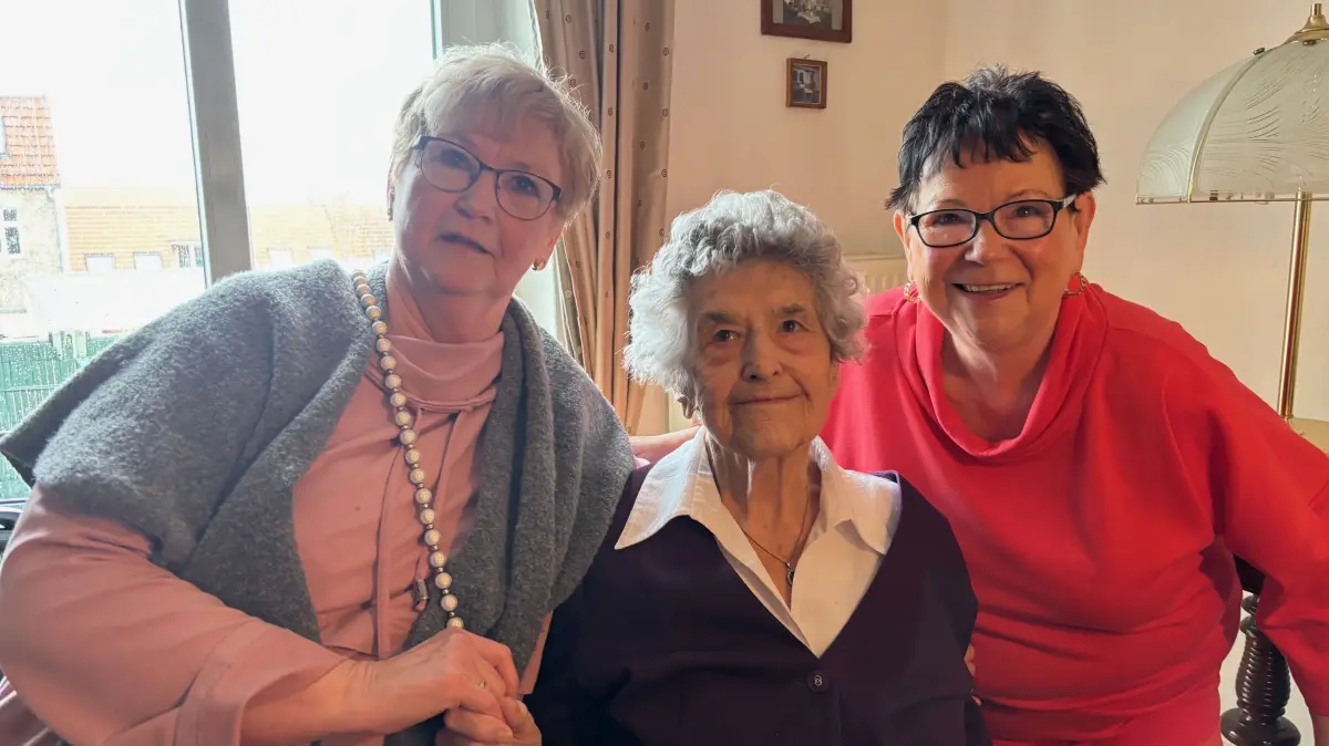 Seite an Seite mit ihrer Tante Hedi sind die beiden Schwestern Bärbel Böldicke (re.) und Karin Knörk. Hedwig Grüneberg feierte am Montag, 16. März, in Neuruppin ihren 104. Geburtstag.
