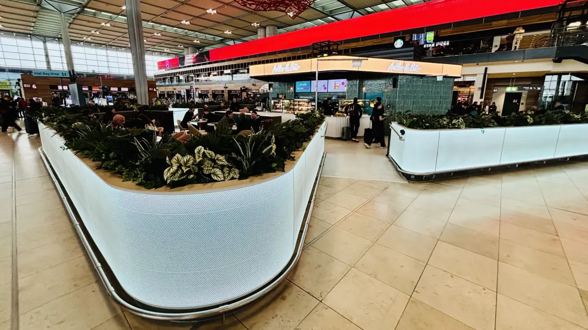 Neues Bistro Adler und Bär hat in der Abflughalle des Flughafens BER eröffnet
