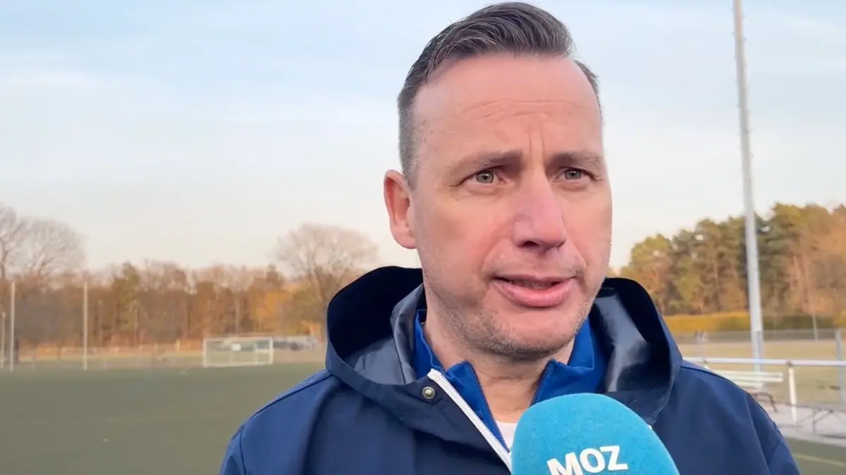 Straunsberg, 03.03.2026, Trainer Roman Sedlak vom FC Strausberg