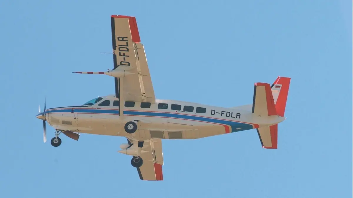Eine Cessna 208B Grand Caravan kreiste kürzlich stundenlang über der Region. Dieses baugleiche Flugzeug vom Deutschen Zentrum für Luft- und Raumfahrt (DLR) wird hauptsächlich zur Fernerkundung eingesetzt und eignet sich besonders für Kameraflüge.