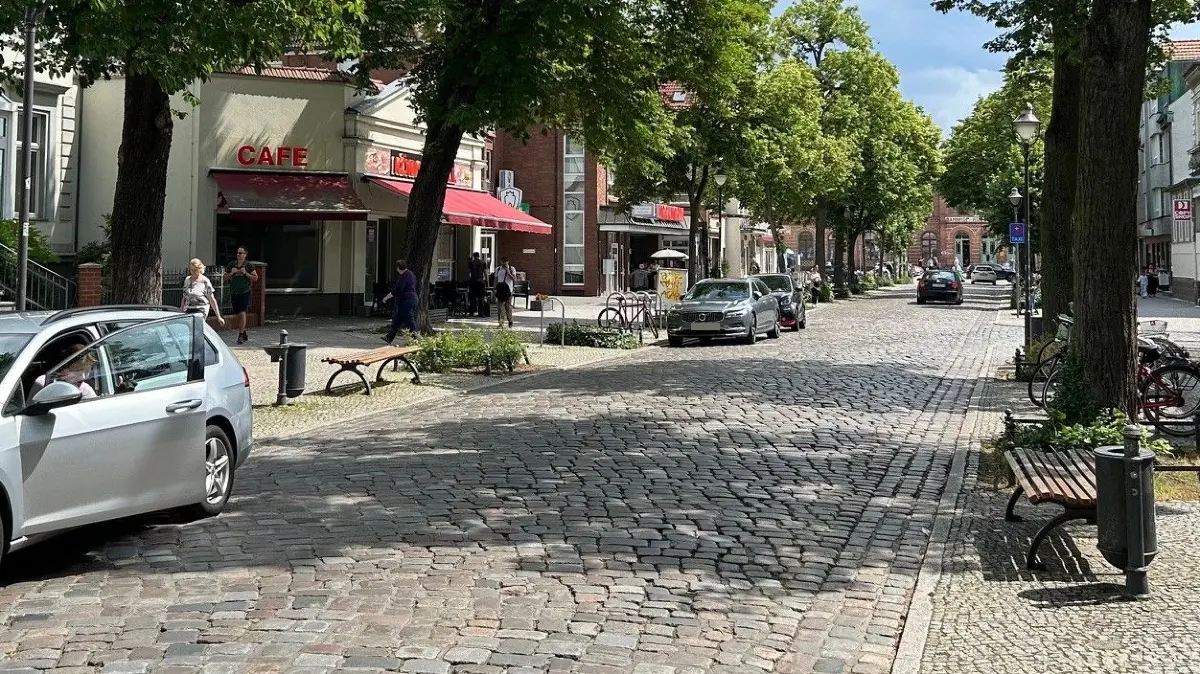 Die Bahnhofstraße in Königs Wusterhausen im Sommer 2025. Das neue Pflaster soll deutlich glatter sein.