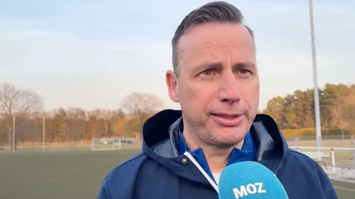 Straunsberg, 03.03.2026, Trainer Roman Sedlak vom FC Strausberg